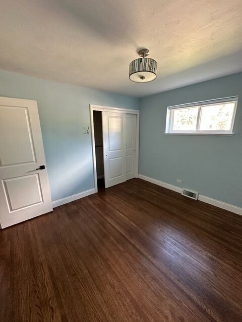 Building Photo - Upgraded 4 bedroom, 2 bath beauty in Englewood!