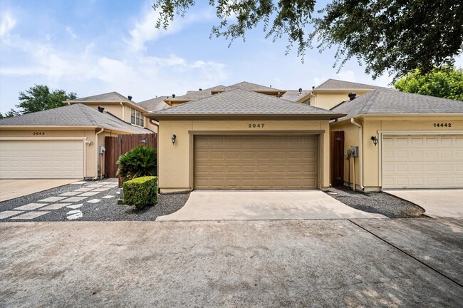 Building Photo - 2047 Palm Forest Ln