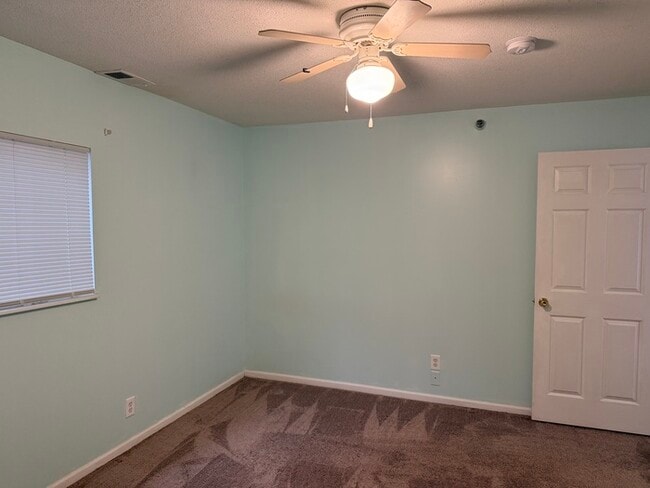 Building Photo - 6826 N Olive St