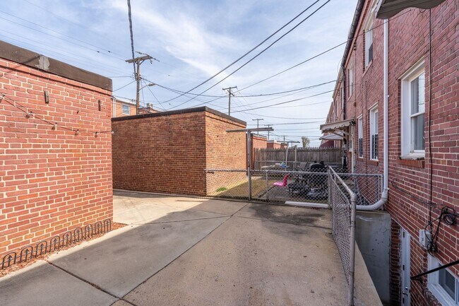 Building Photo - 3-Bedroom, 1.5 Bathroom Home in Belair-Edison