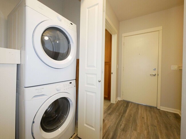 Building Photo - 1Bed 1Bath DT Kirkland Condo Available for Rent!