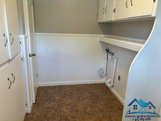 Building Photo - 2661 Oxford Ave