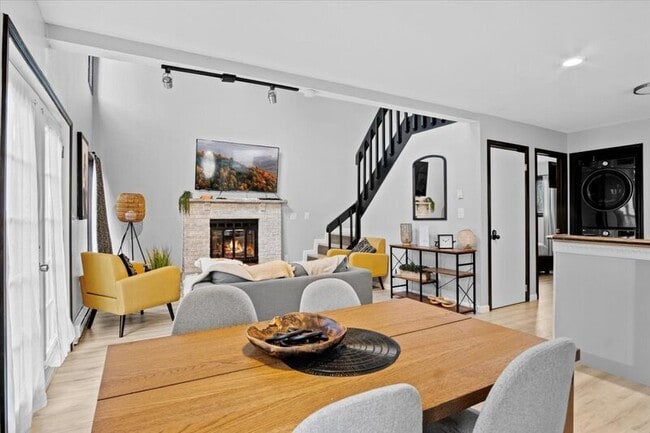 Building Photo - 1150 Country Club Dr