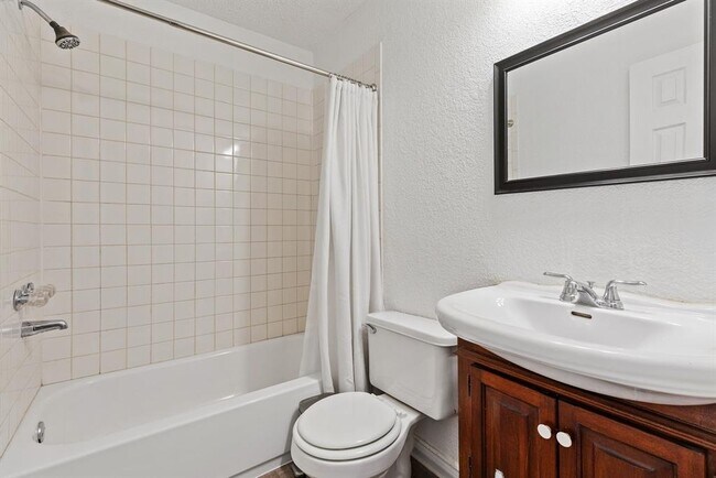 Building Photo - 600 Pin Tail Ln