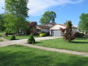 Building Photo - Nice split level home with garage and fenced backyard, Virtual Tour!