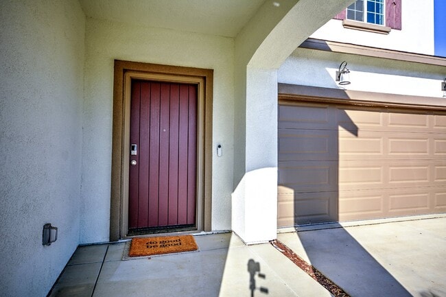 Building Photo - Newer home with solar AVAILABLE NOW!