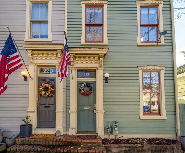 Building Photo - Historic Elegance in Old Town Alexandria