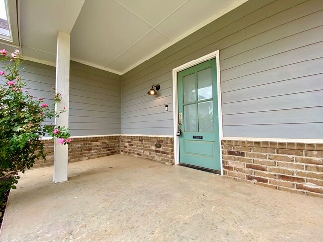 Building Photo - 3 Bed, 2.5 Bath in Gated Community with Private Pond