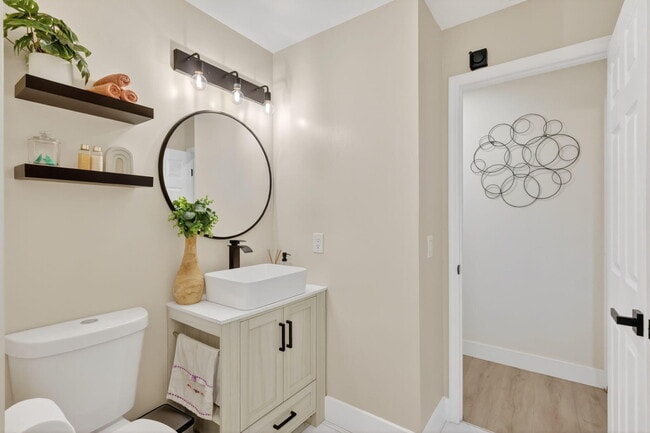 Building Photo - 481 SW Aster Rd