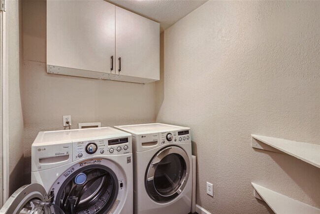 Building Photo - Desirable DTC Condo