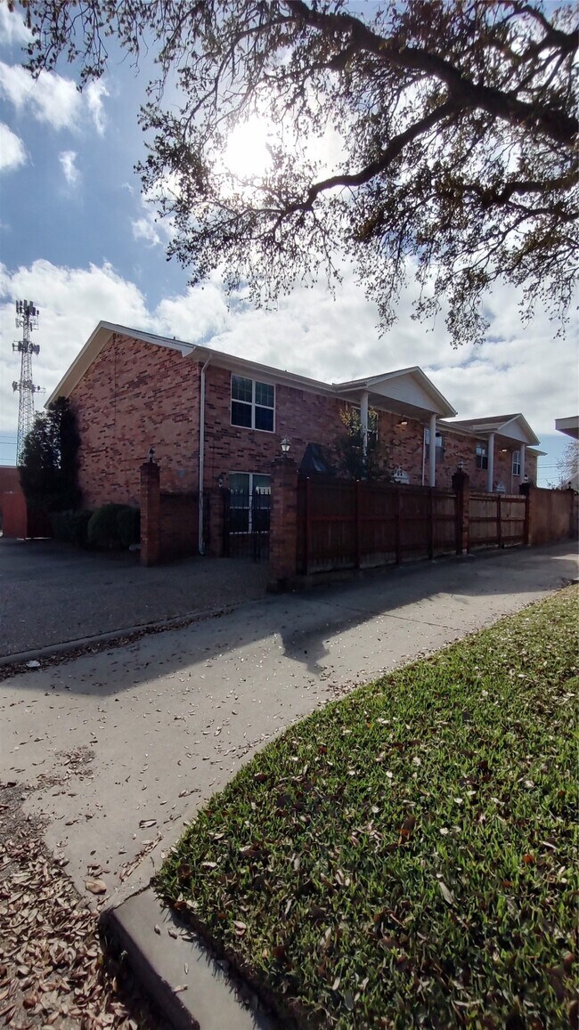 Building Photo - 4513 1/2 Bernardo De Galvez Ave