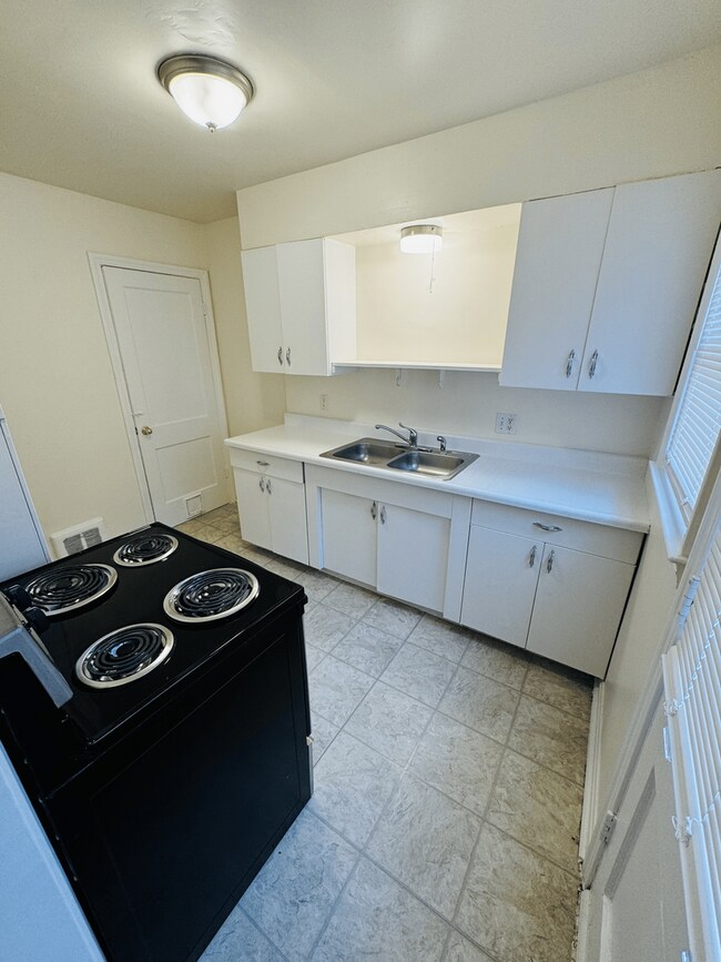 Building Photo - Stunning 2 Bedroom Townhome