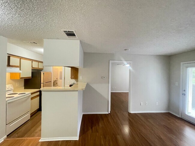 Building Photo - 1 Bed / 1 Bath Condo in Gated Comm. In Alt...