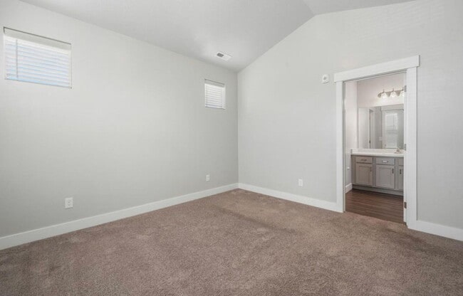 Building Photo - 3 Bedroom/2 Bathroom condo in Vineyard