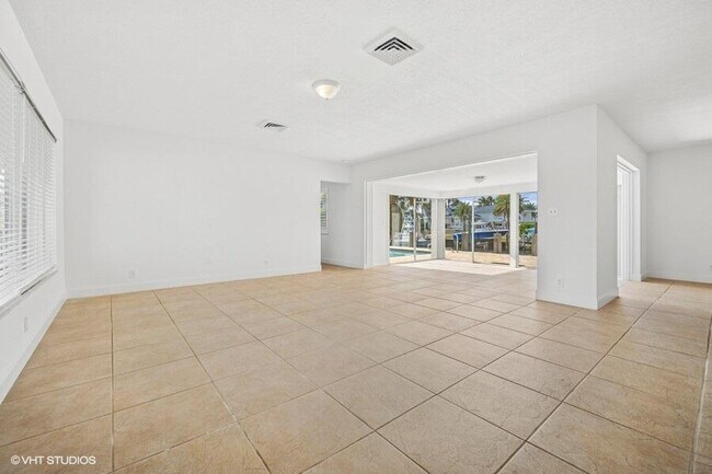 Building Photo - 2433 NE 24th St