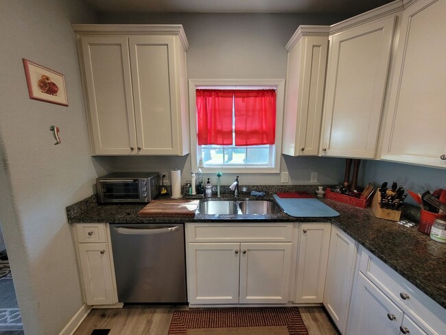 Building Photo - Beautiful & Spacious 4 bedroom, 2.5 bath h...
