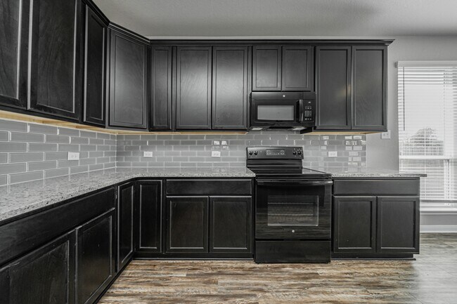 Building Photo - 536 Fallbrook Dr