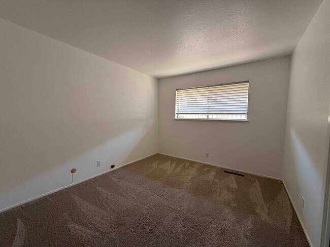 Building Photo - University Ave 3 Bedroom