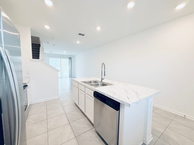 Building Photo - Move-In Ready Townhome with Spacious Layou...