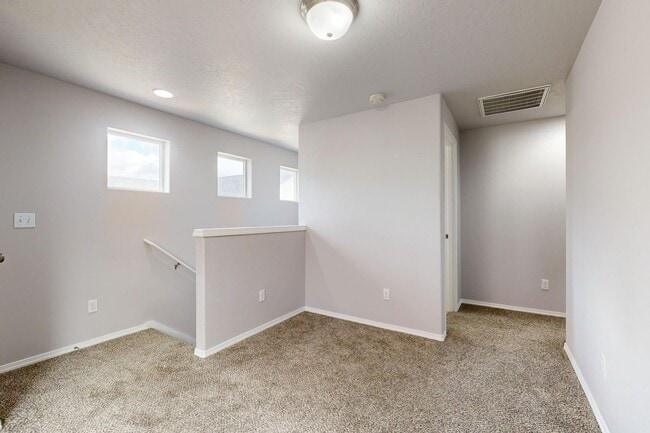Building Photo - Beautifully maintained 3 bedroom 2.5 bath home