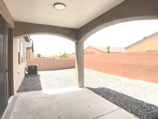Building Photo - Los Lunas 3 bedroom! Tile Throughout! Refrigerated Air! Spacious living area
