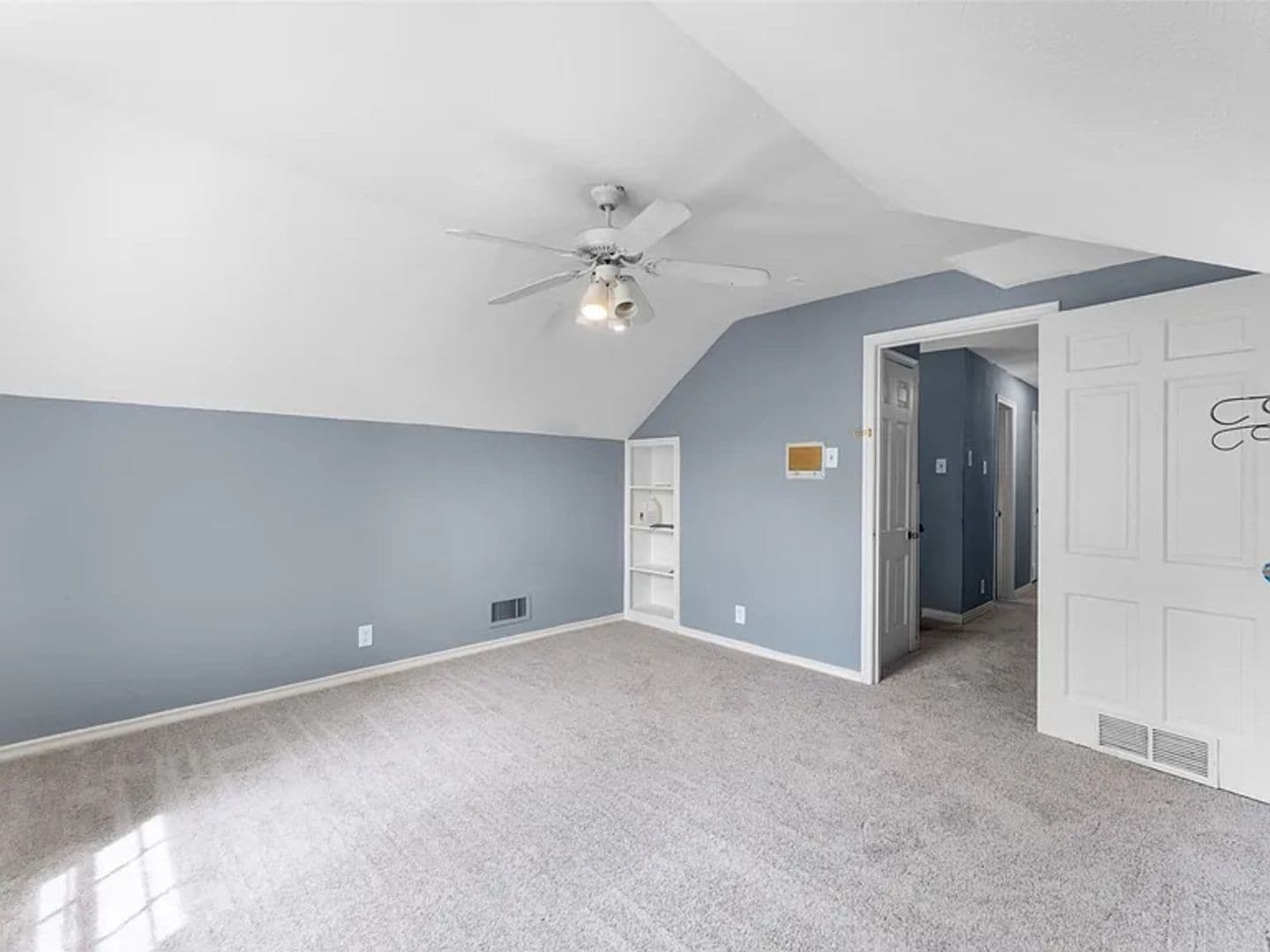 Building Photo - 2405 Summit Dr