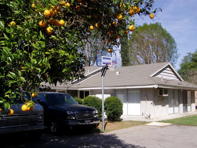 Building Photo - 10854 Reseda Blvd