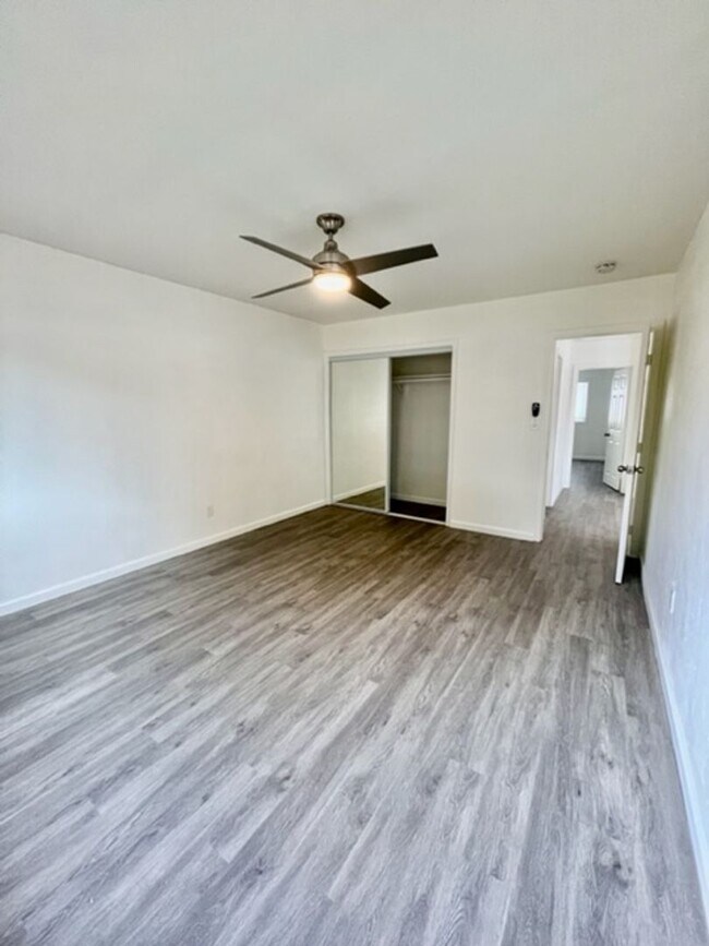 Building Photo - Van Dyke Triplex