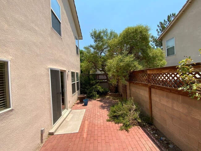 Building Photo - 3 Bedroom Home Available In Gated Communit...