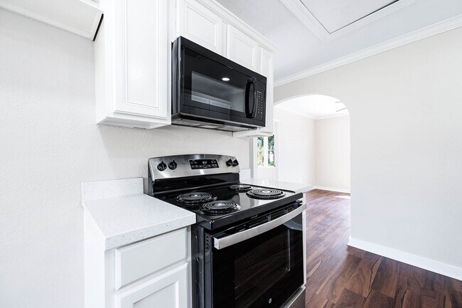 Building Photo - 2214 11th Ave N