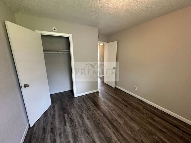 Building Photo - 2 bd/1 ba Duplex - 6205 E 152nd Terr #B, Grandview, MO 64030- Fresh interior - Rent $850