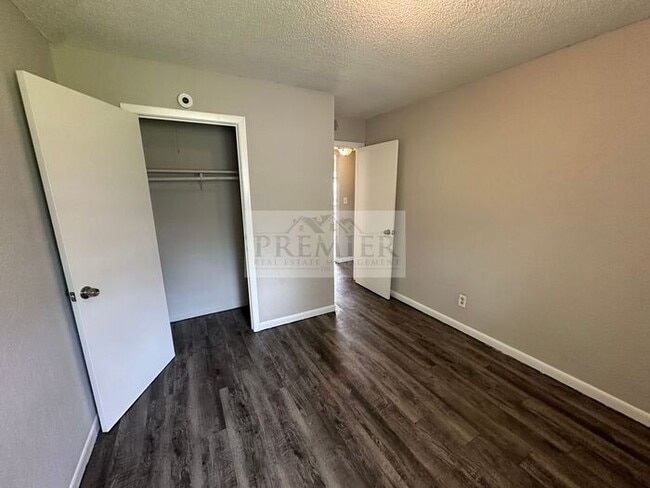 Building Photo - 2 bd/1 ba Duplex - (LOOK and LEASE SPECIAL 1/2 off 1st months rent) 6205 E 152nd Terr #B, Grandvi...
