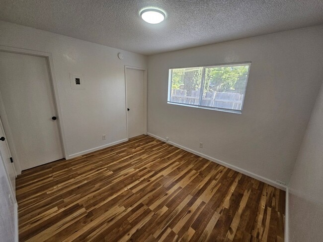 Building Photo - 1 Bedroom 1 Bath Triplex Unit in Los Molinos!