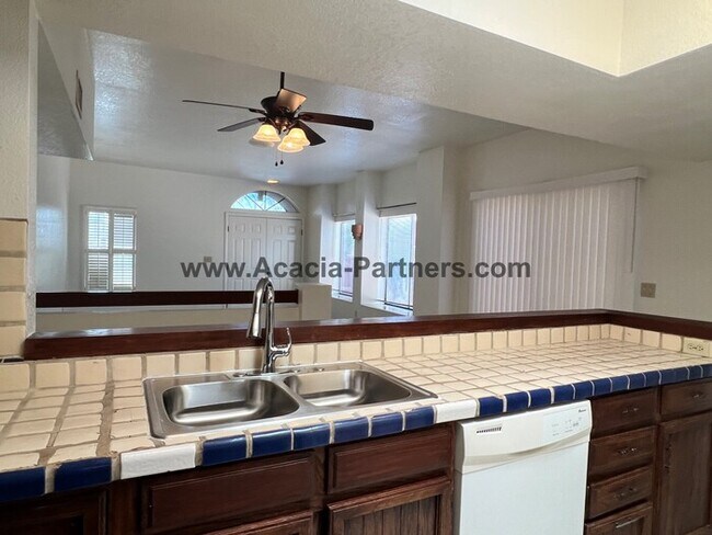 Building Photo - Three Bedroom Townhouse