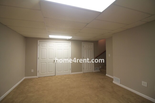 Building Photo - Beautiful Olathe Home, Updated Kitchen, Fe...