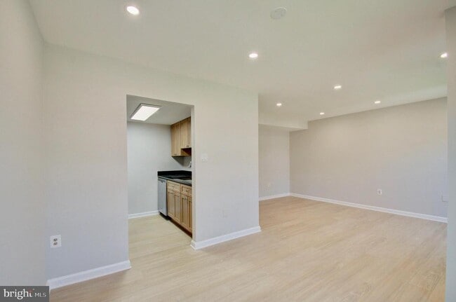 Building Photo - 565 W Diamond Ave
