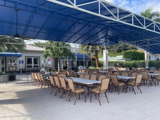 Building Photo - 9709 Shadybrook Dr