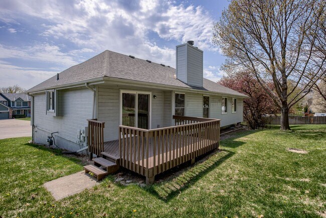 Building Photo - 3 Bedroom Bellevue Home!!