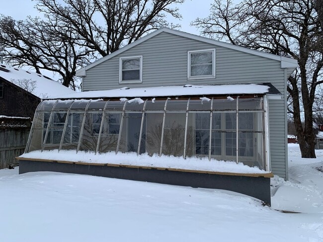 Building Photo - Charming Single Family Home