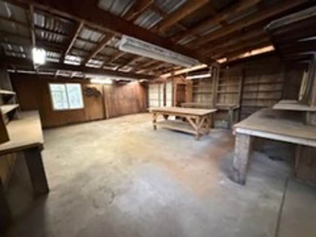 Building Photo - 3BED2BATH - NEWLY REMODELED WITH LARGE SHO...