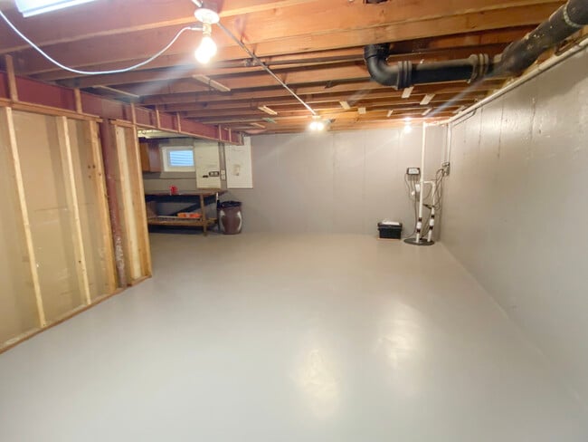 Building Photo - 2242 Eastview Dr