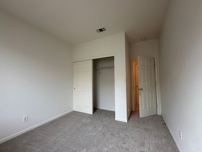 Building Photo - 3 Bedroom 2 Bath Home