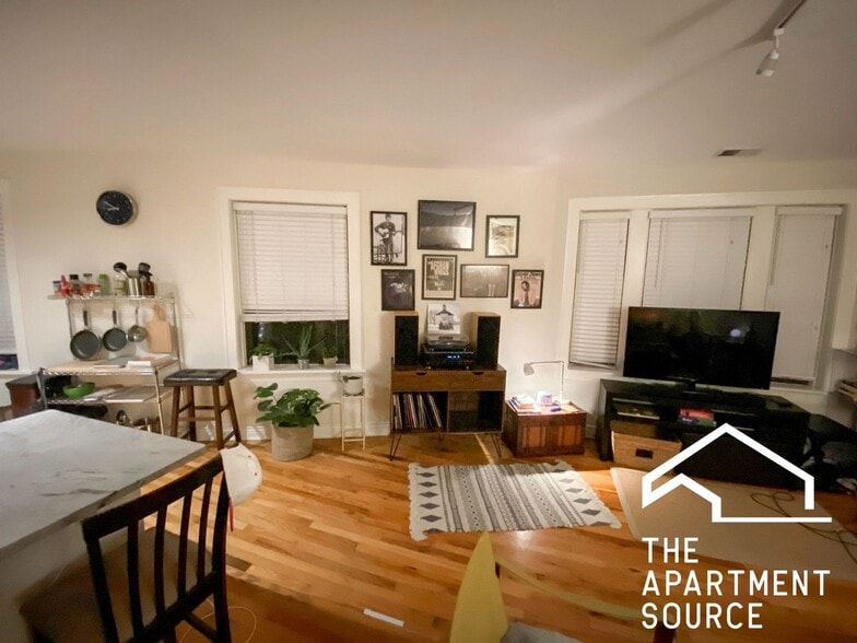 Building Photo - 2229 W Wilson Ave