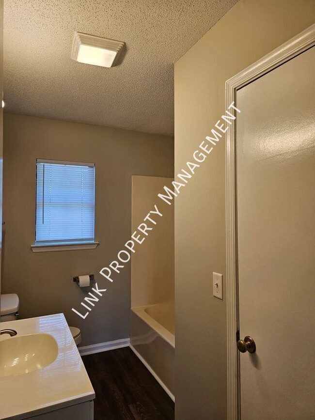 Building Photo - 5007b N Moore Ln