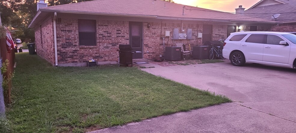 parking in back - 1919 Tanglewood Dr