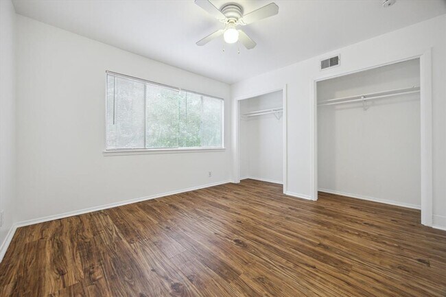Building Photo - 1304 Mariposa Dr