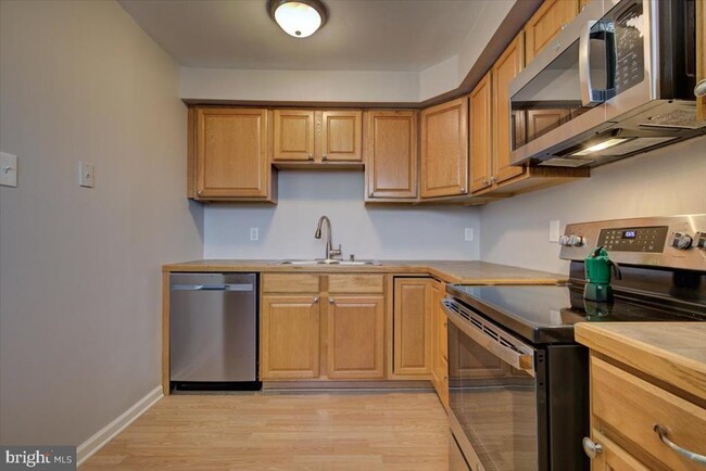 Building Photo - 335 E Lancaster Ave