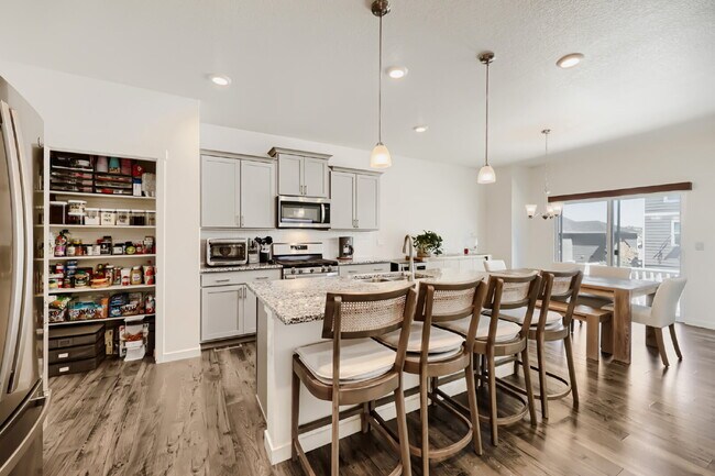 Building Photo - "Spacious 5-Bed Oasis with 3 Full Baths in Scenic Castle Rock – Your Dream Home Awaits!"