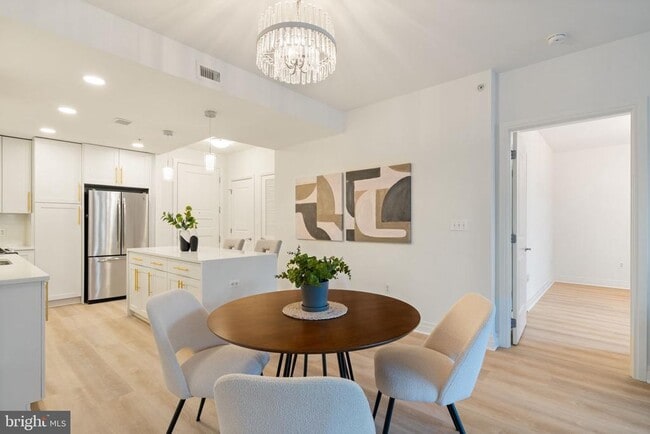 Building Photo - 8220 Crestwood Heights Dr