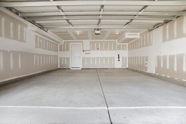 Building Photo - Brand-new three-story townhome in the Univ...